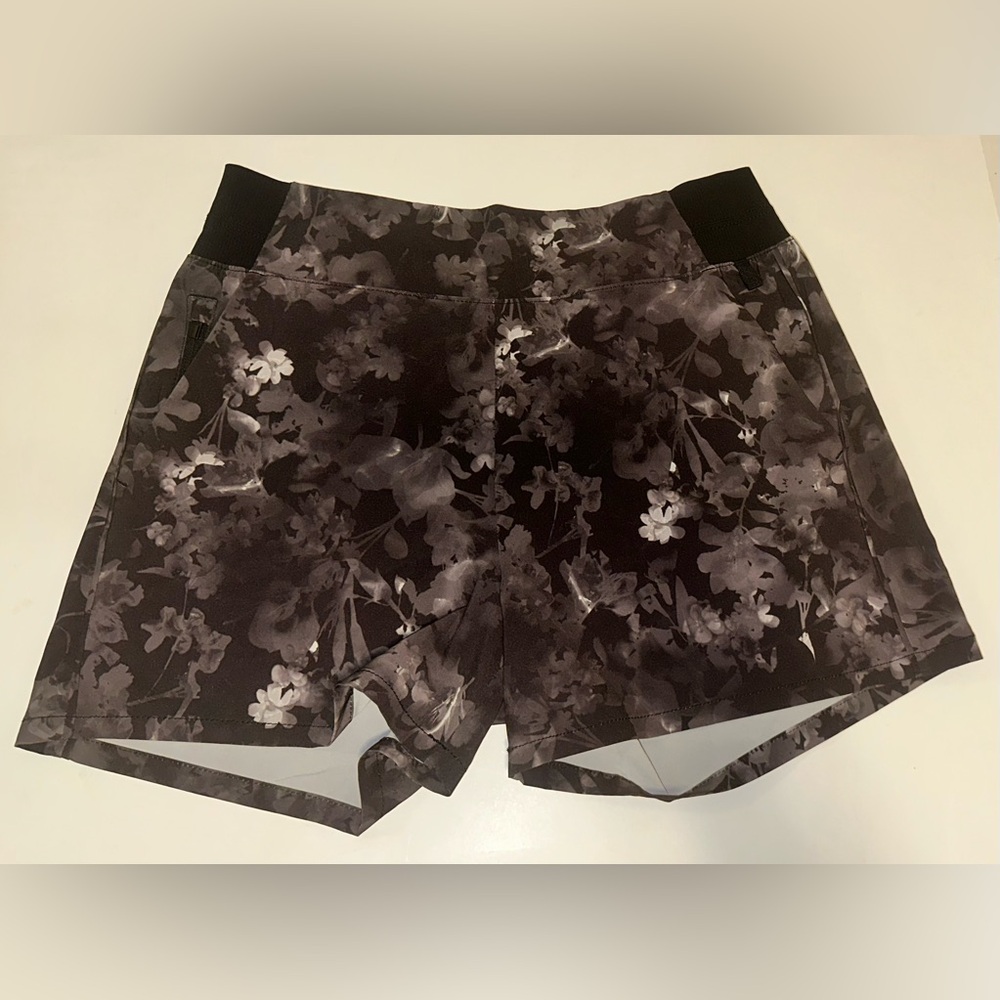 Athleta Brooklyn Shorts in Lumen Floral Black Womens Size 8 Activewear 4” Inseam
